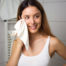 Frau reinigt sich mit einen weichen Tuch die sanfte Haut im Gesicht